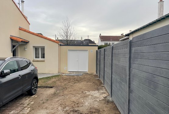 Abri accolé à la maison + clôture Linéa